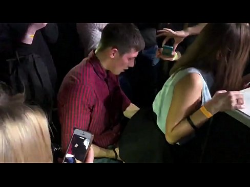 ❤️ Benetako sexua Errusiako diskoteka batean. 18 urteko neska errusiarra uzkian eta baginan izorratuta diskoteka batean ☑ Sexu bideoa %eu.fuxporn-com.ruan